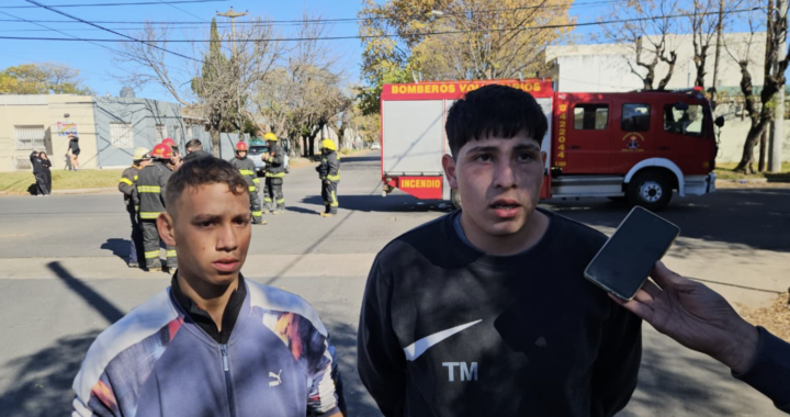 DOS CHICOS TIRARON ABAJO UNA PUERTA Y SALVARON LA VIDA DE UN NENE ATRAPADO EN UNA CASA LLENA DE HUMO, INCENDIÁNDOSE